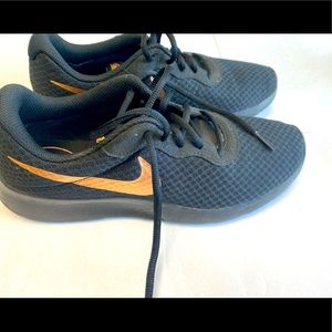 Nike shoes - Tanjun sneaker in rose gold/black